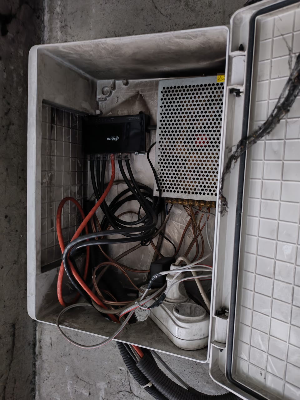 Öncesi - Türkaylar Tekstil — Fiber Altyapı, Network ve 54 Kameralı Güvenlik Sistemi